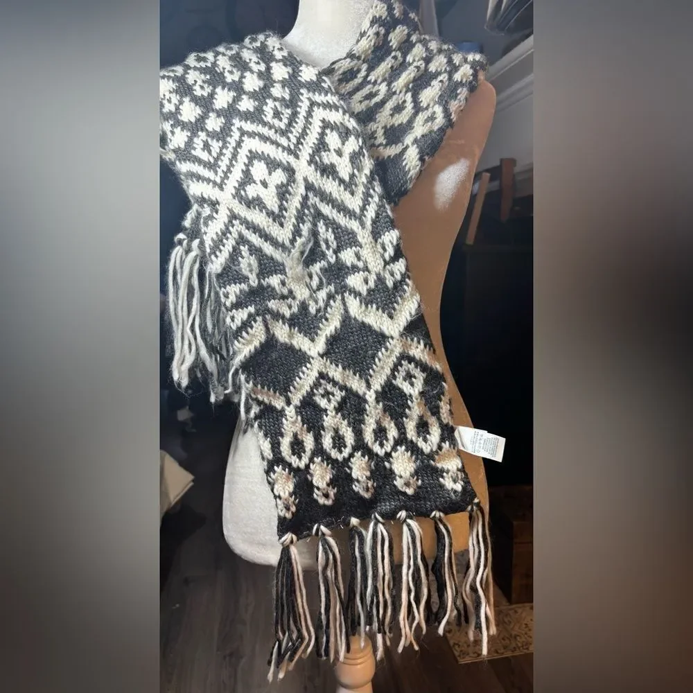Old Navy Knit Scarf Geometric Pattern with Fringe Details EPC 100% Acrylic